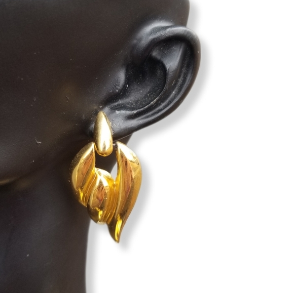 VINTAGE GOLDTONE WINGED HEART STATEMENT NECKLACE & EARRINGS SET - Picture 4 of 10